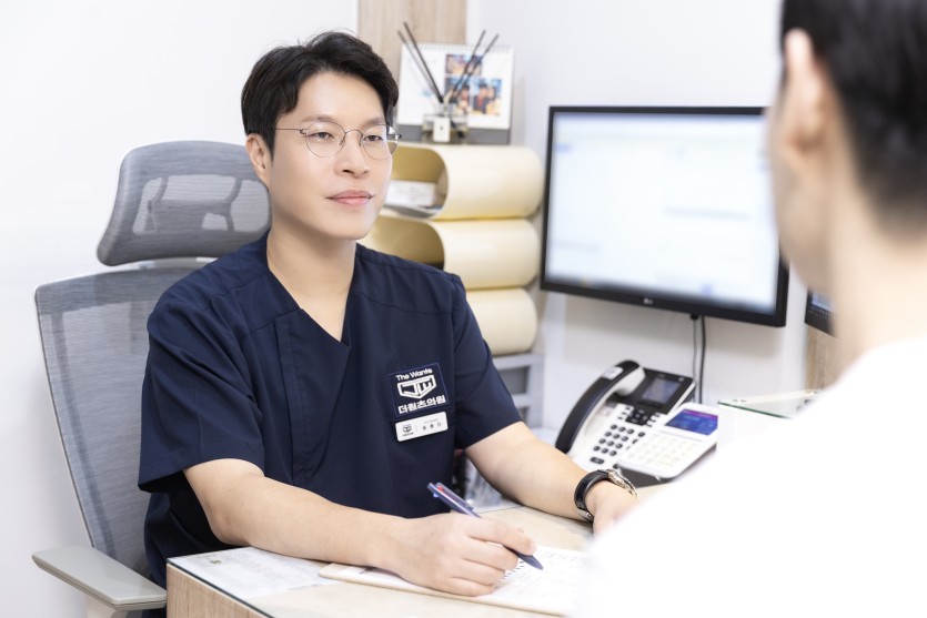여름철 모발이식을 위해 내원한 환자와 상담 중인 더원츠의원 윤종진 대표원장