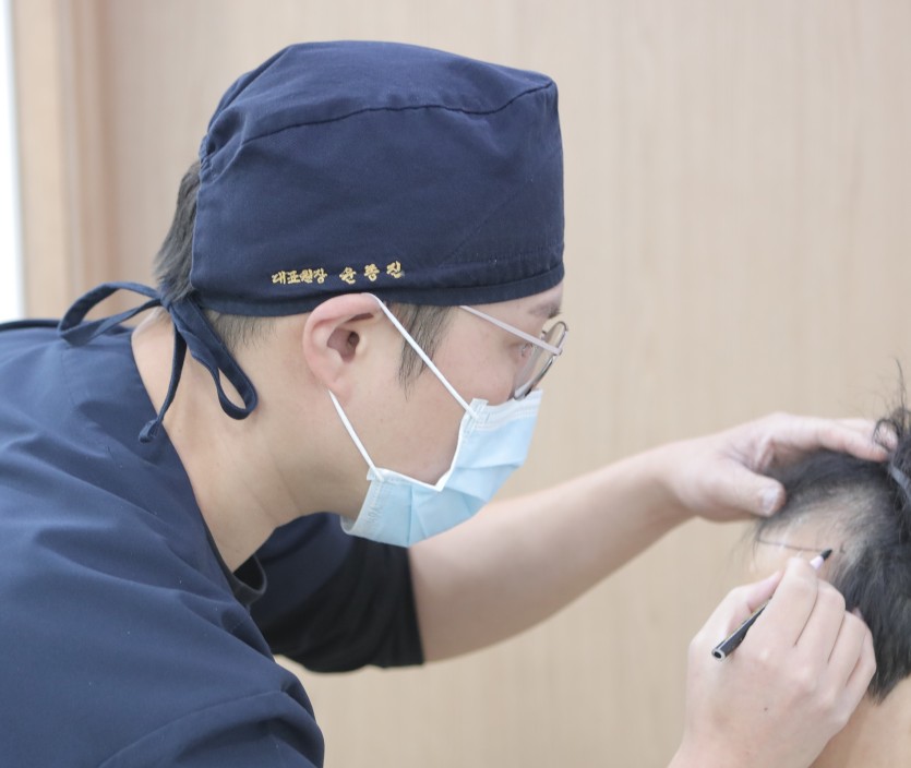 서울 모발이식병원에서 상담 중인 윤종진 원장