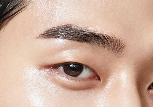 자연스러운 눈썹과 눈매 클로즈업