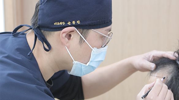 개인별 커스텀 디자인 - 헤어라인을 직접 디자인하는 모습